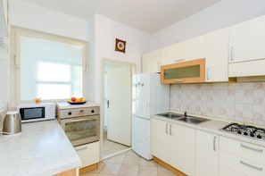 Huoneisto (One-Bedroom Apartment with Terrace (4) | Yksityinen keittonurkkaus | Jääkaappi