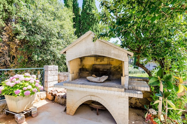 Huoneisto (One-Bedroom Apartment with Terrace (2) | Grillaus-/piknikalue