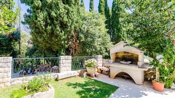 Apartment (One-Bedroom Apartment with Terrace (2) | BBQ/picnic Area