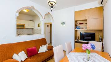 Apartment (One-Bedroom Apartment with Terrace (4) | Living room | TV