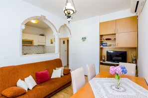 Huoneisto (One-Bedroom Apartment with Terrace (4) | Olohuone | Televisio