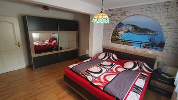 3 Schlafzimmer, Zimmersafe, Schreibtisch, Bügeleisen/Bügelbrett