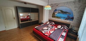 3 bedrooms, in-room safe, desk, iron/ironing board