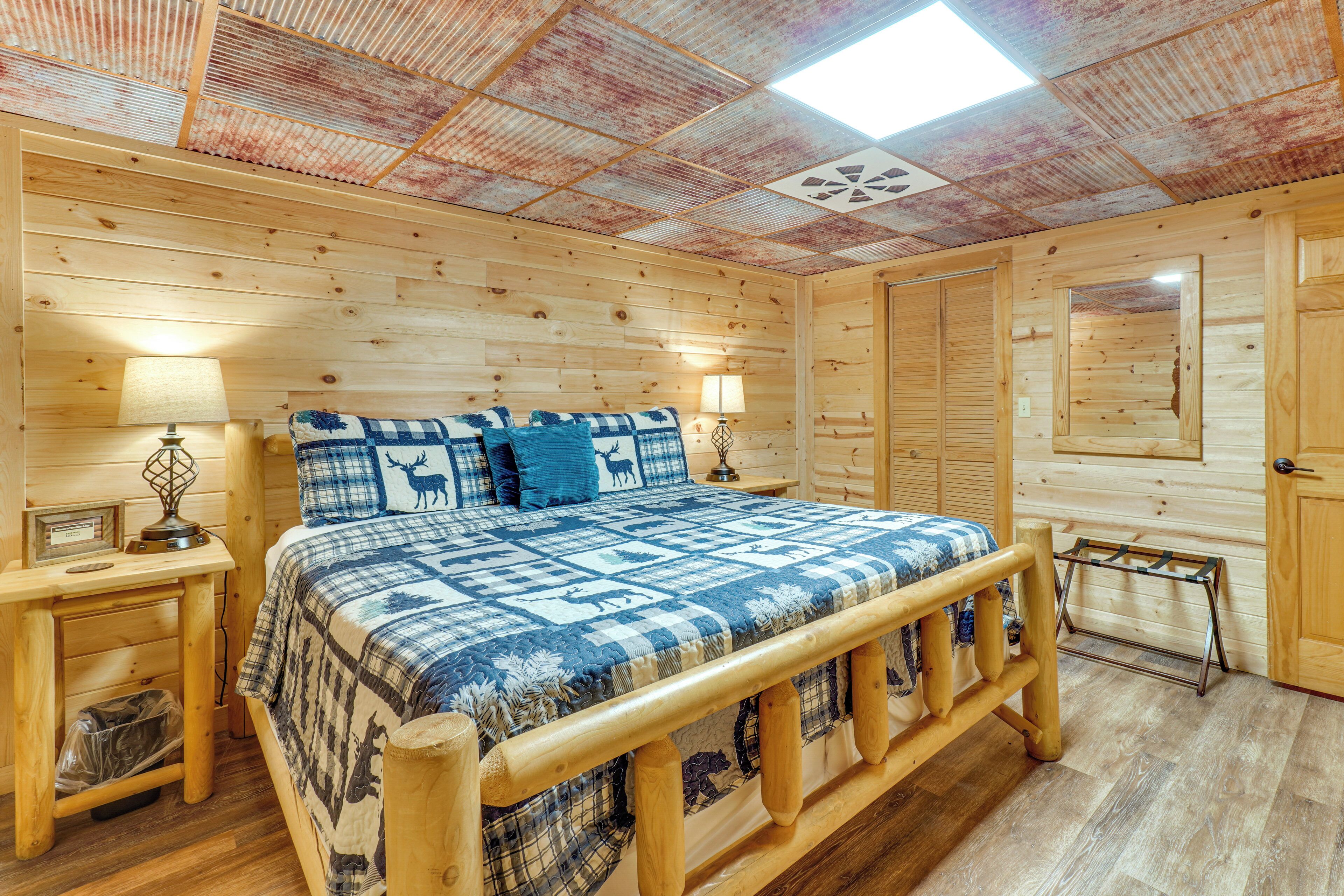 3 chambres, bureau, fer et planche à repasser, lit de bébé portatif