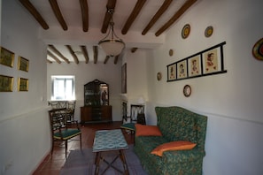 Fernseher, Kamin, Bücher