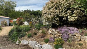 A garden with a variety of plants and a stone wall. - Le Petit Paradis Provençal (Cigales 2) (Allemagne en Provence)
