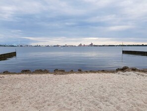 Una spiaggia nelle vicinanze