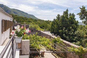 Property grounds - Unique mediterranean stone house with pool (Grižane)