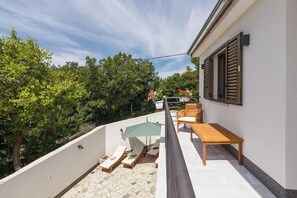 Property grounds - Unique mediterranean stone house with pool (Grižane)