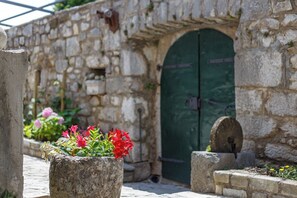 Exterior detail - Unique mediterranean stone house with pool (Grižane)