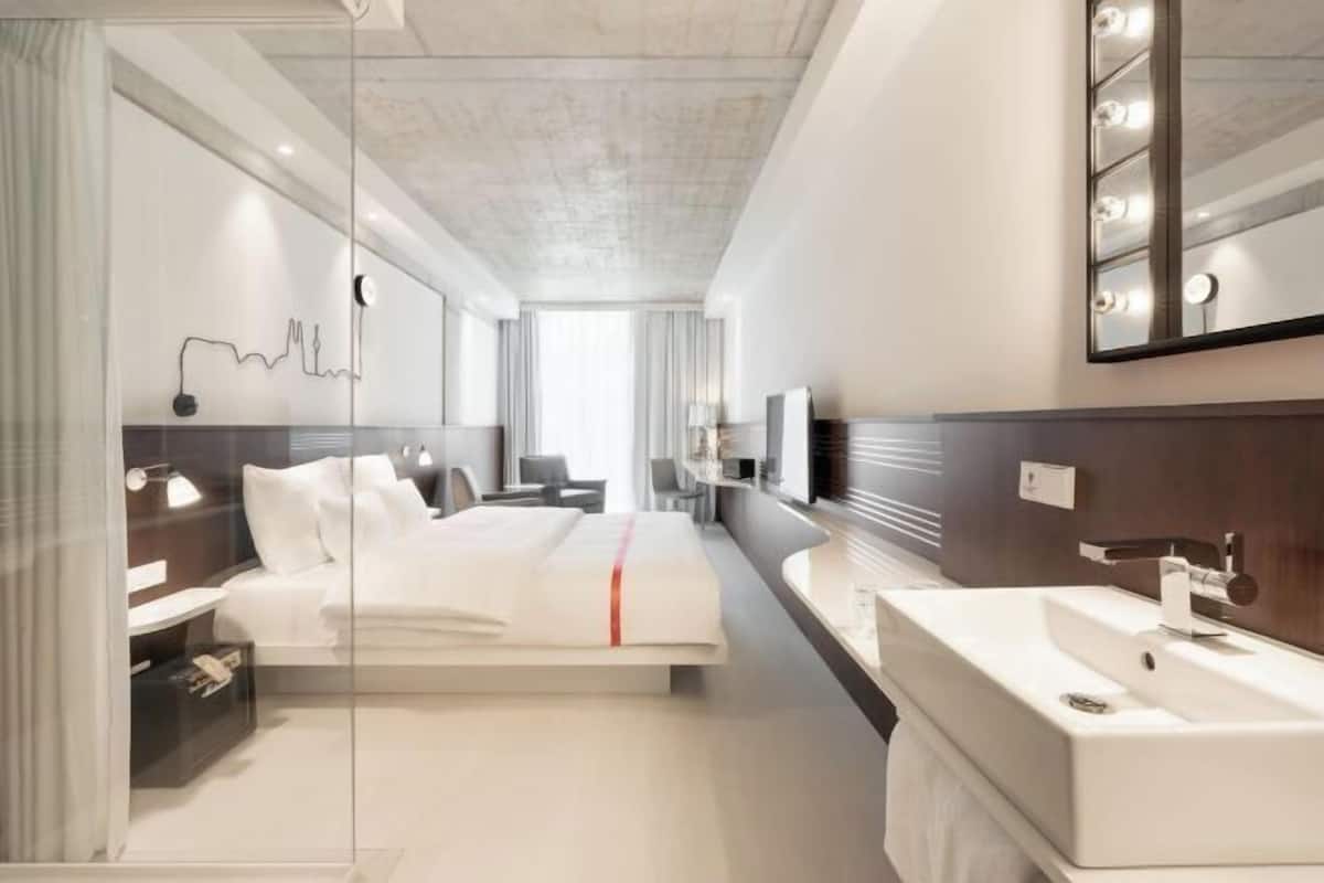 Premium bedding, in-room safe, individually decorated