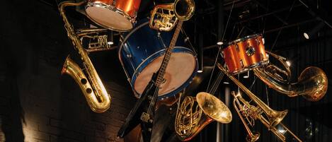 Una serie di strumenti musicali in ottone appesi al soffitto.
