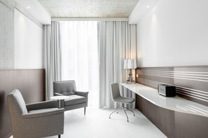 Premium bedding, in-room safe, individually decorated - Ruby Ella Hotel Cologne by IHG (Cologne)