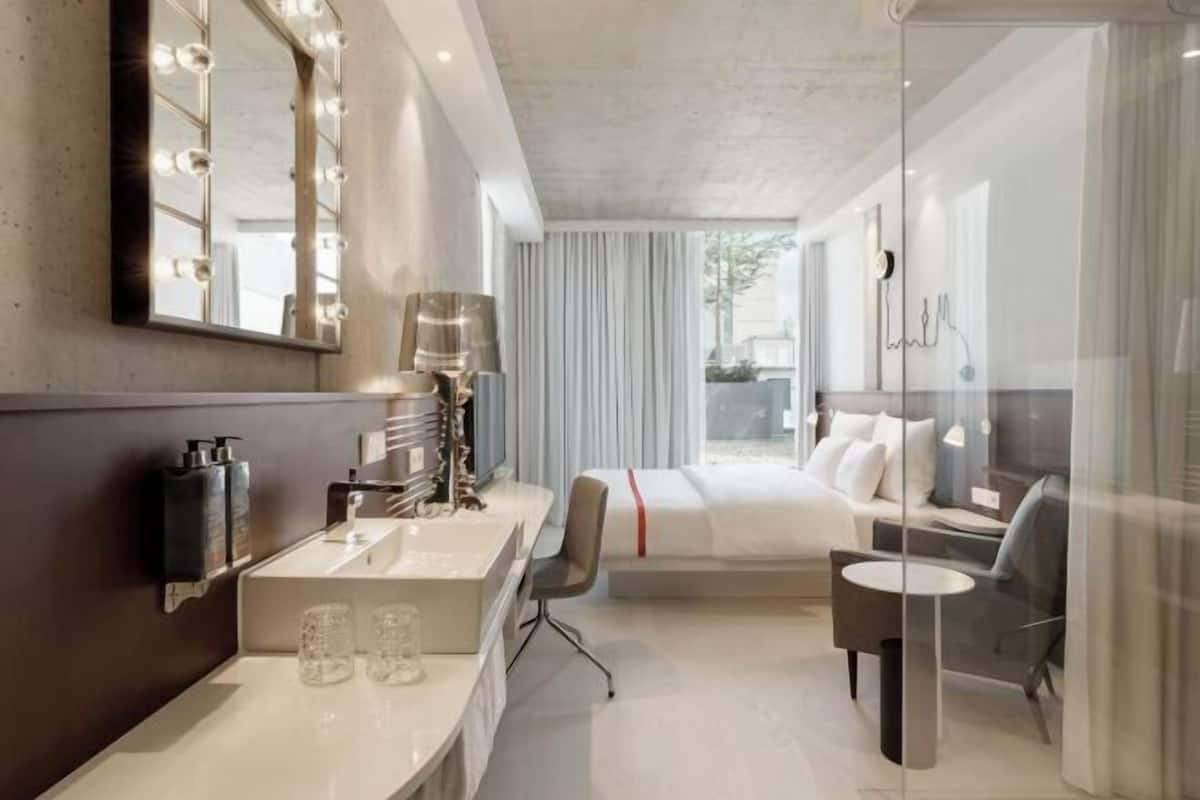 Premium bedding, in-room safe, individually decorated