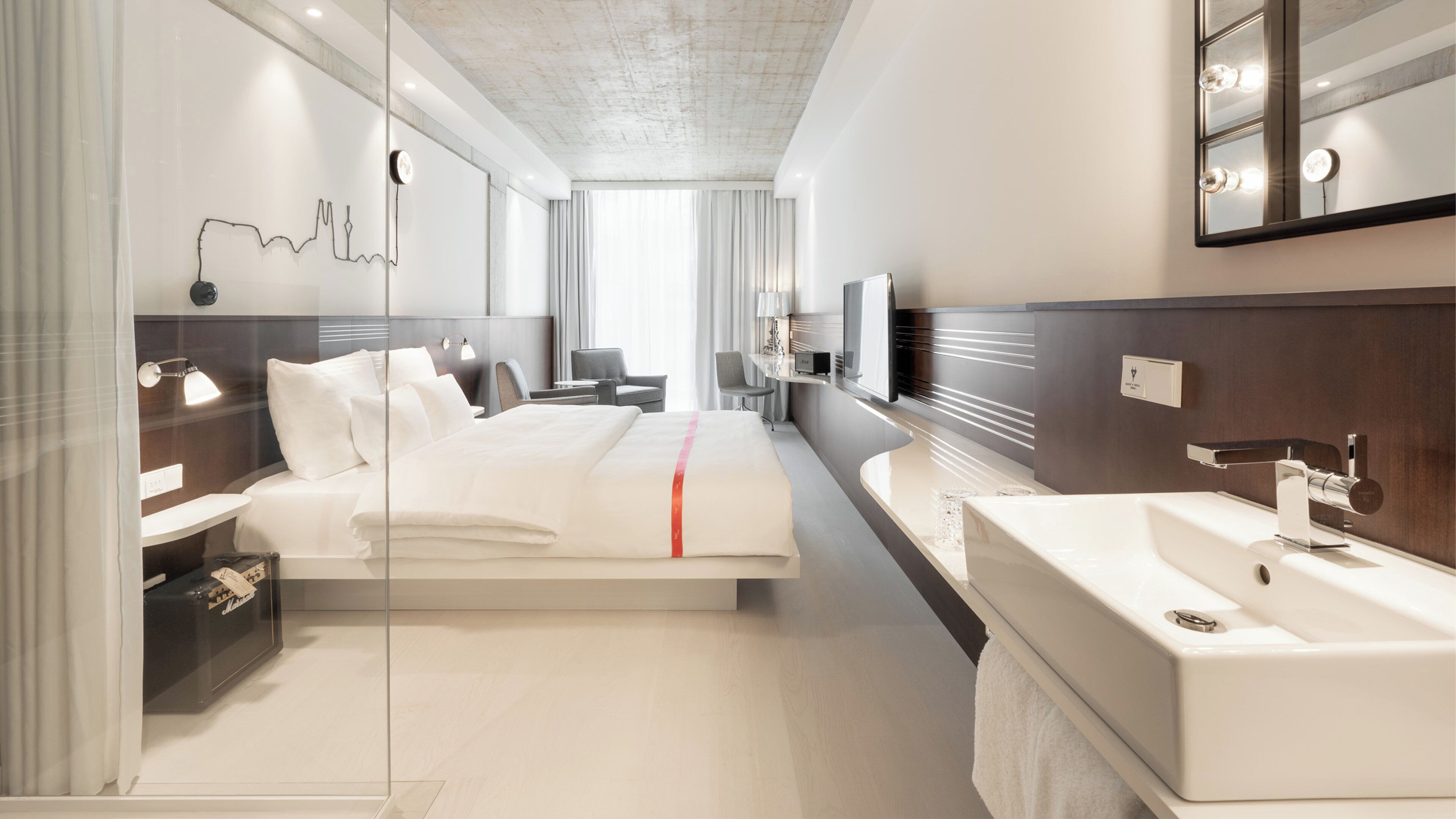 Kamar, 1 Tempat Tidur Queen (Band Room) | Seprai premium, brankas, dan didekorasi berbeda-beda