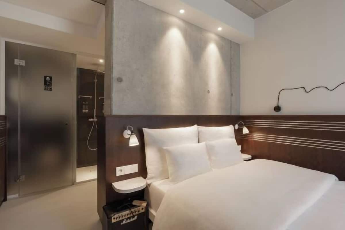 Premium bedding, in-room safe, individually decorated