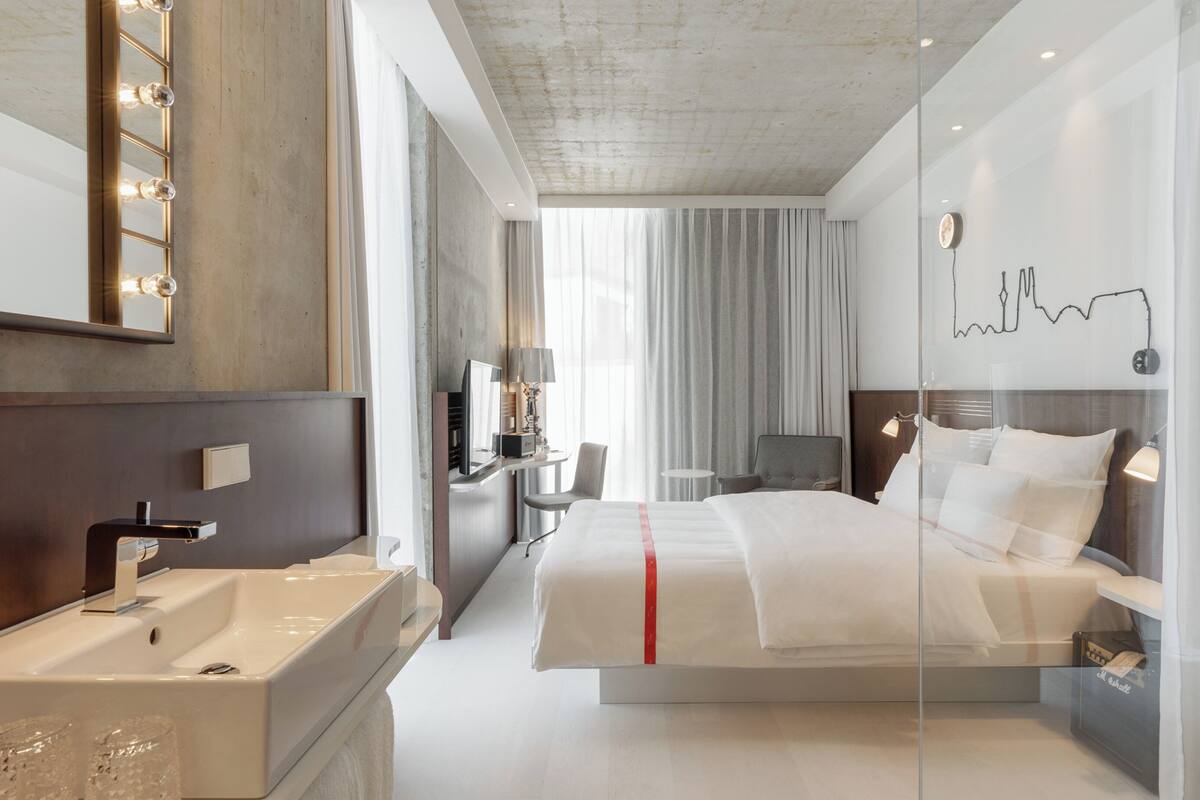 Roupas de cama premium, cofres nos quartos, escrivaninha