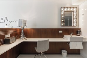 Chambre, 1 grand lit (Cosy Room) | Salle de bain | Douche, douche cascade, articles de toilette griffés, séchoir à cheveux