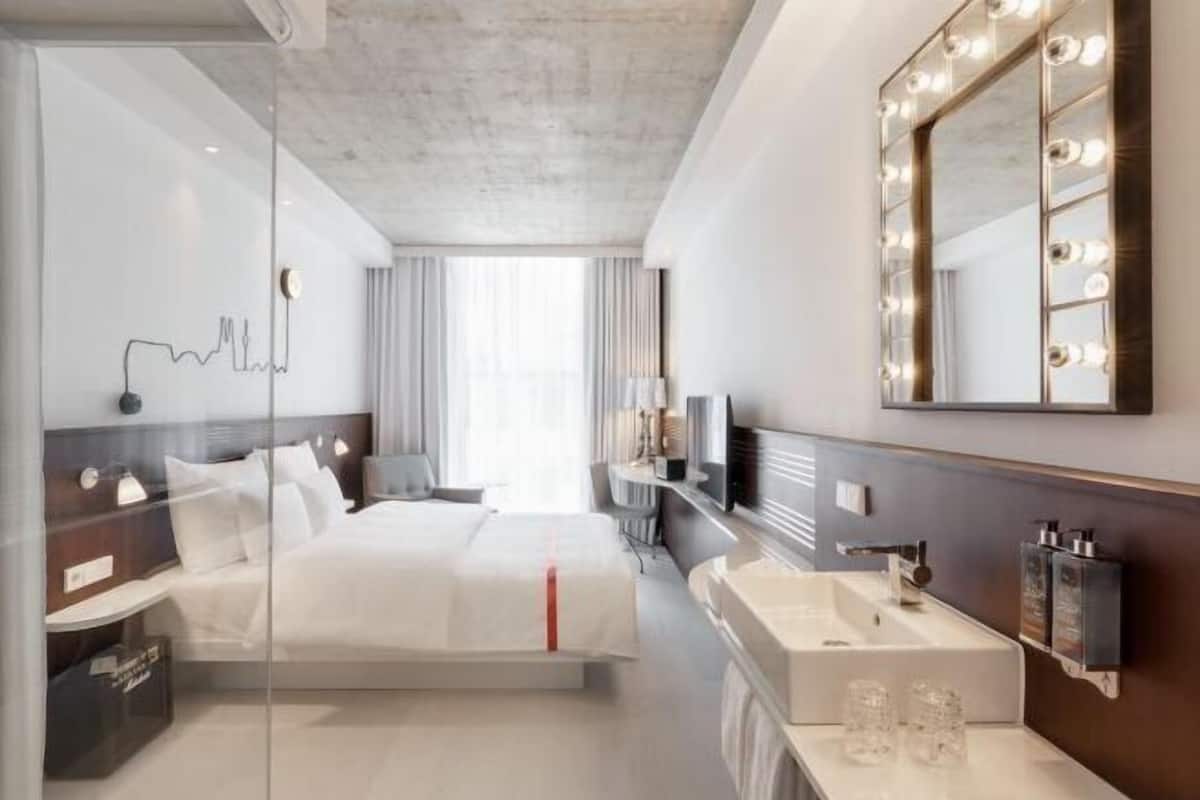 Premium bedding, in-room safe, individually decorated