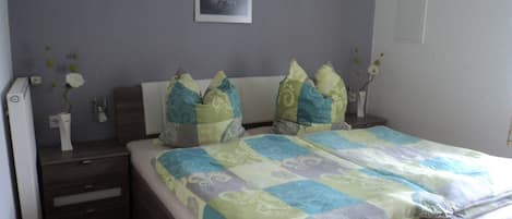 1 bedroom, bed sheets