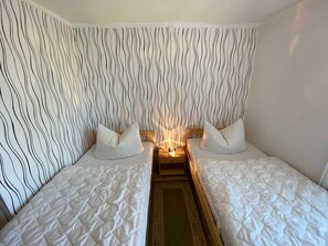 2 chambres, lit parapluie, draps fournis