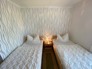 2 chambres, lit parapluie, draps fournis