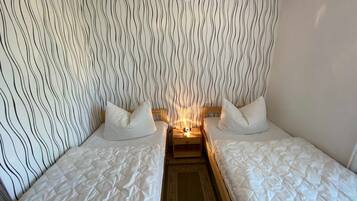 2 Schlafzimmer, Reisekinderbett, Bettwäsche