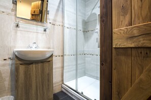 Cottage (4 Bedrooms) | Bathroom