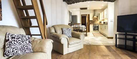 Cottage (4 Bedrooms) | Living room | 40-inch flat-screen TV with digital channels, TV