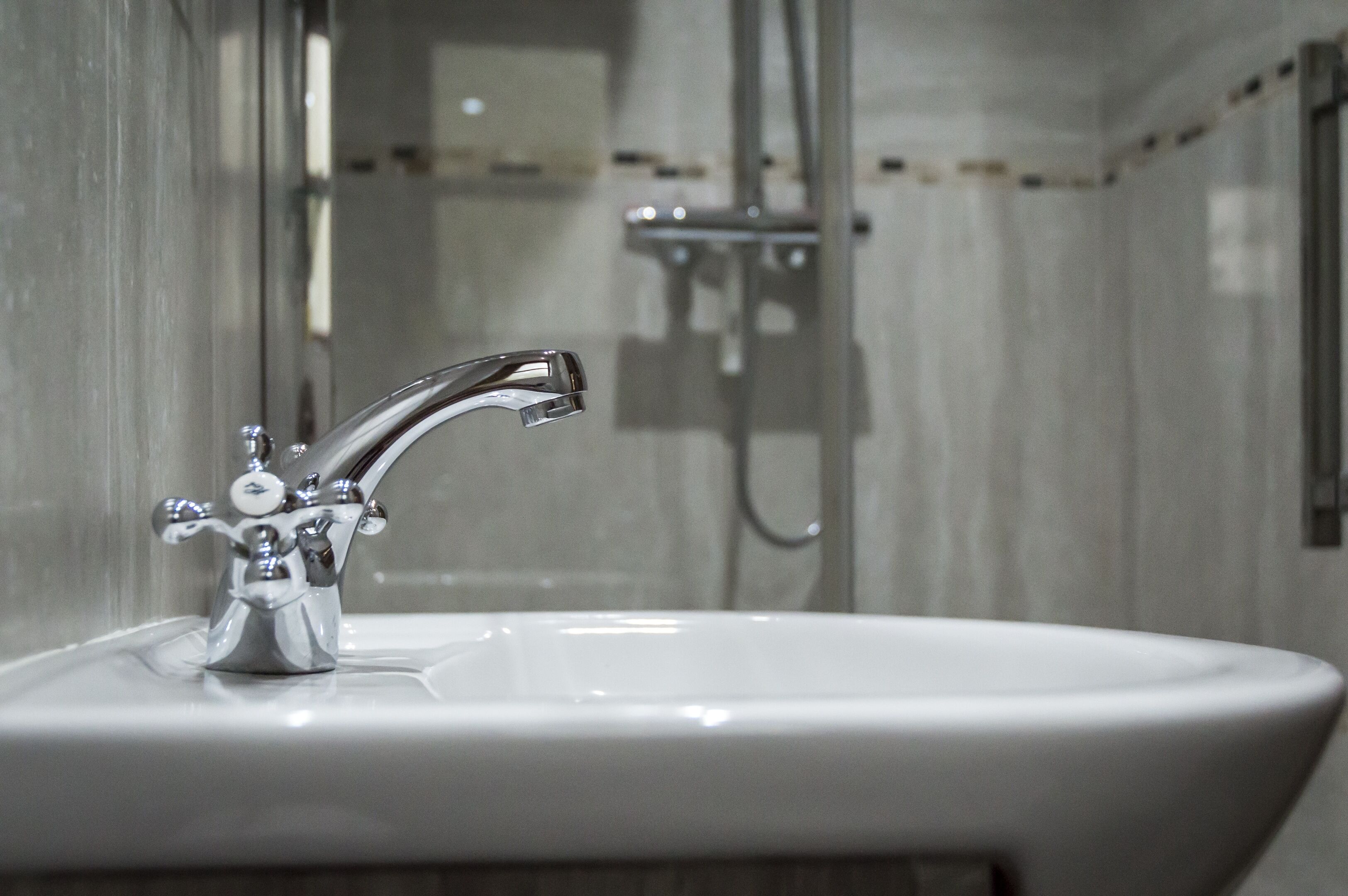 Un baño con un lavamanos moderno y ducha.