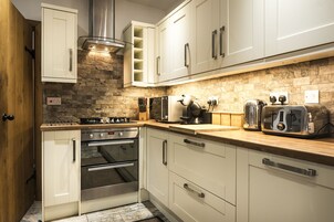 Refrigerador con freezer, horno, placa de cocina, lavavajillas