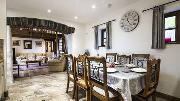 Cottage (4 Bedrooms) | Dining room