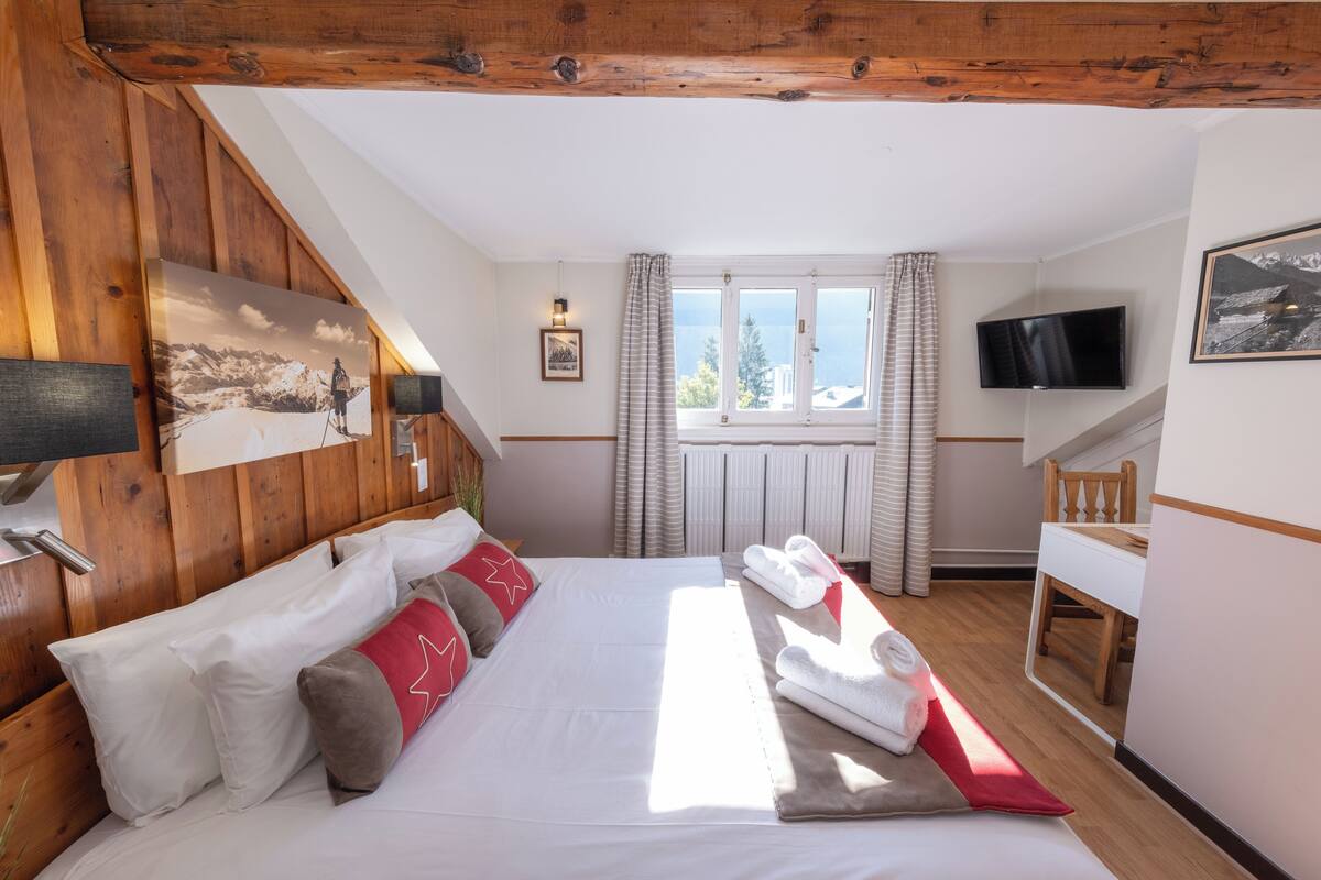 Chambre Classique sans Balcon | Escritorio, cortinas opacas, tabla de planchar con plancha y wifi gratis