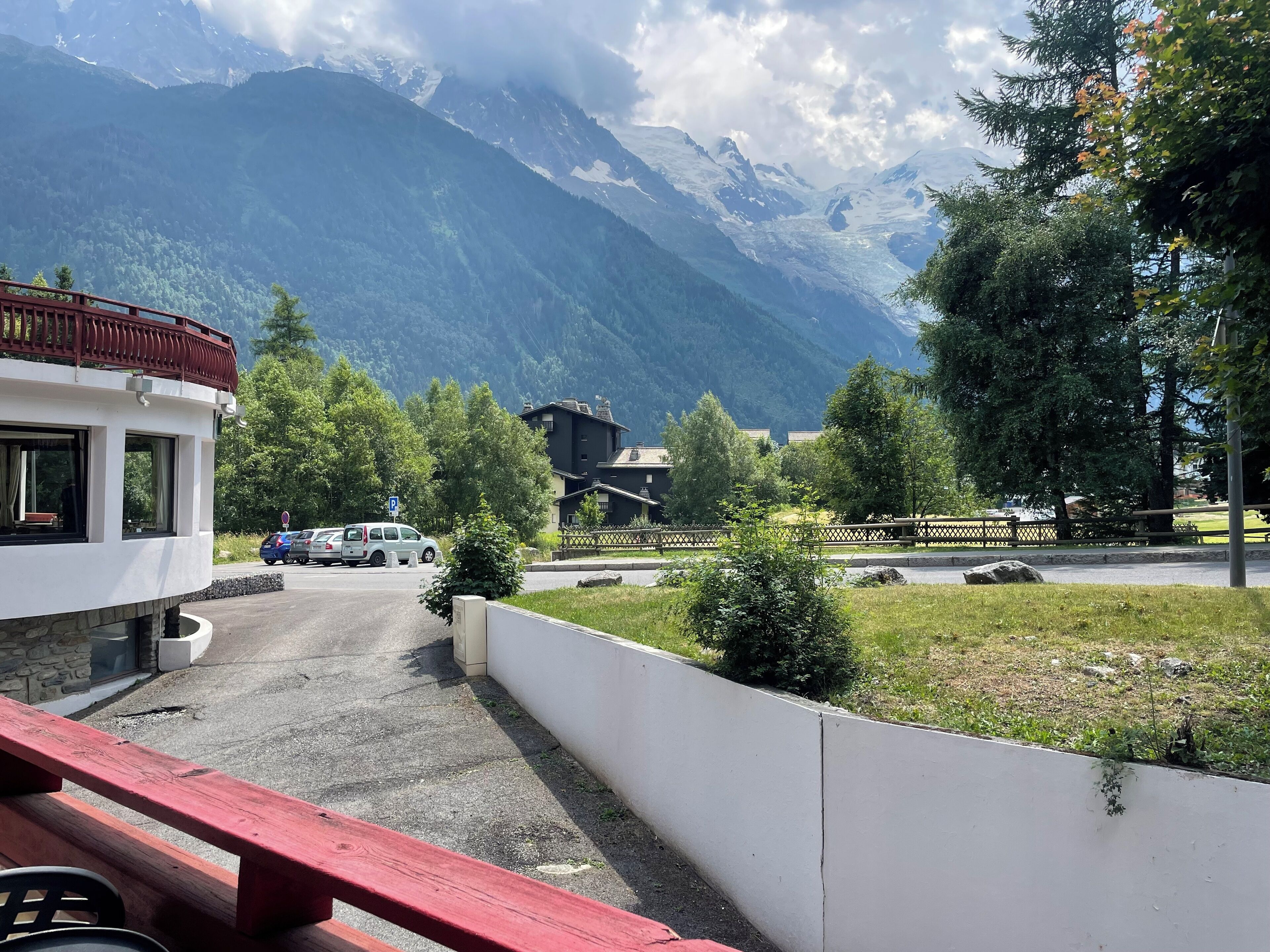 chambre double lits jumeaux à mobilité réduite | 1 bedroom, desk, blackout curtains, iron/ironing board