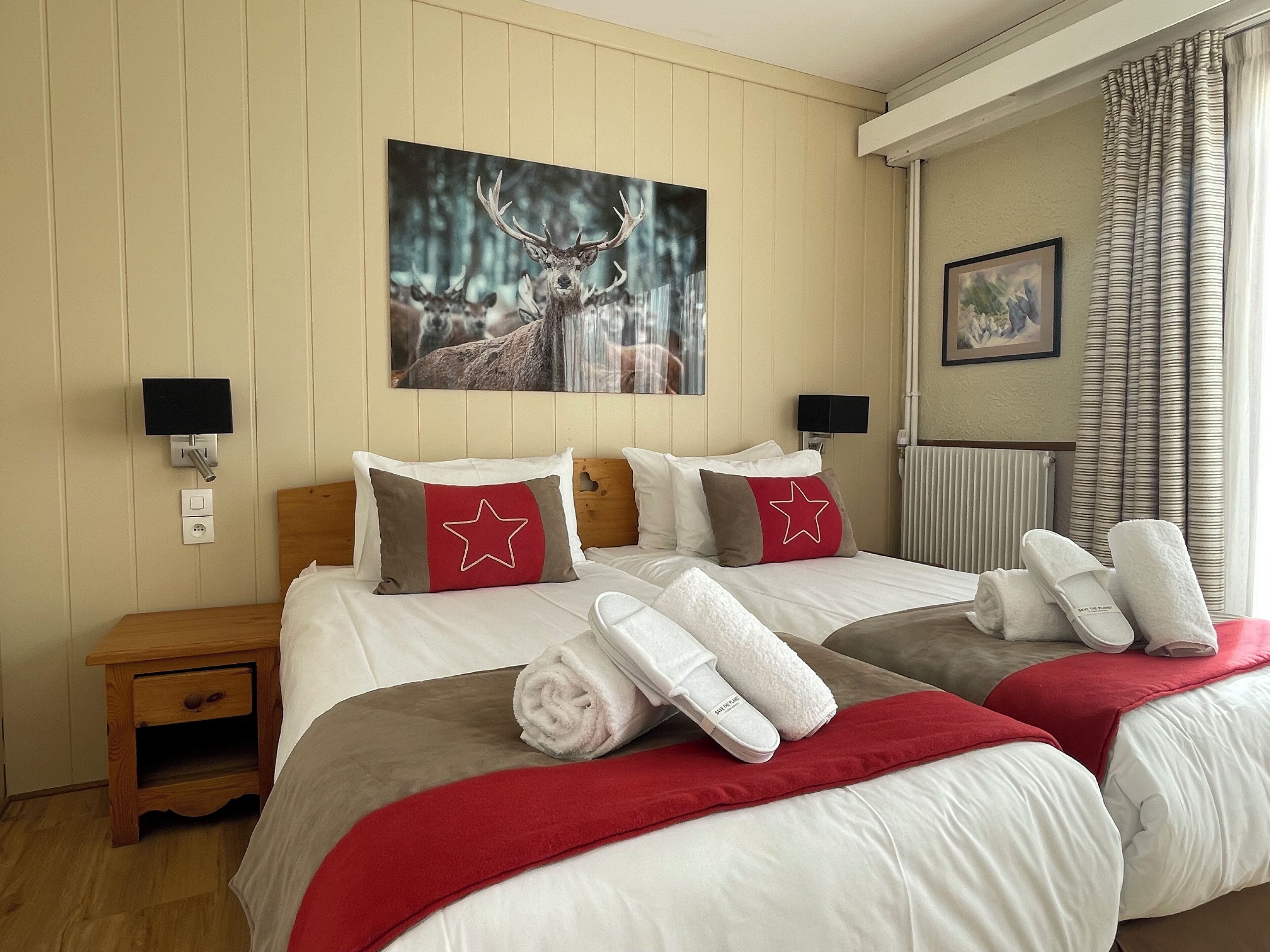 Chambre Triple Supérieure | Bureau, rideaux d’obscurcissement, fer et planche à repasser