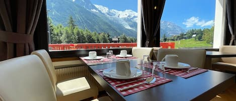 Desayuno buffet (EUR 15.9 por persona)