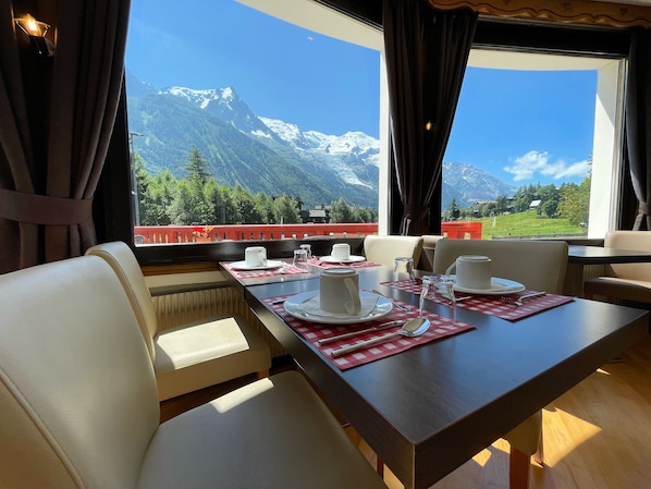 Desayuno buffet diario (EUR 15.9 por persona)