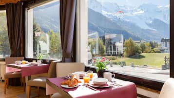 Daily buffet breakfast (EUR 15.9 per person)