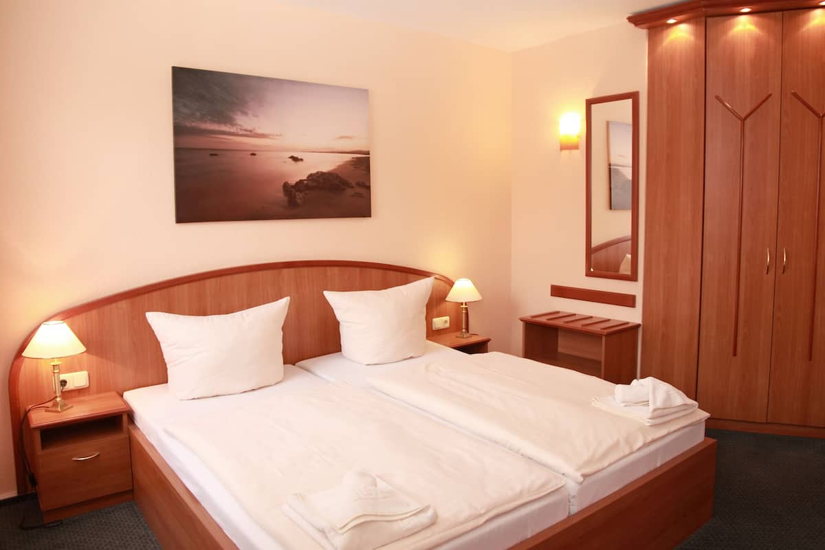 Double Room | Desk