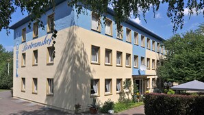 A hotel named "Bertramshof" with a two-story structure, multiple windows, and a satellite dish. - Hotel Bertramshof (Wismar)