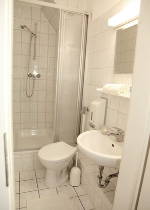 Shower, hair dryer, towels - Hotel Bertramshof (Wismar)