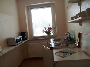 Kühlschrank, Wasserkocher mit Kaffee-/Teezubehör, Wasserkocher, Toaster