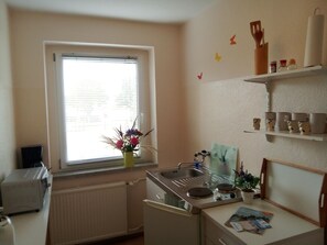 Kühlschrank, Mikrowelle, Wasserkocher mit Kaffee-/Teezubehör