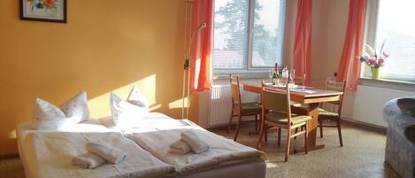 2 slaapkamers, reisbedje, beddengoed