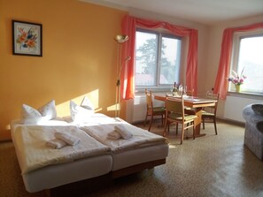 2 bedrooms, travel cot, bed sheets