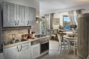 Frigorifero, microonde, forno, piano cottura
