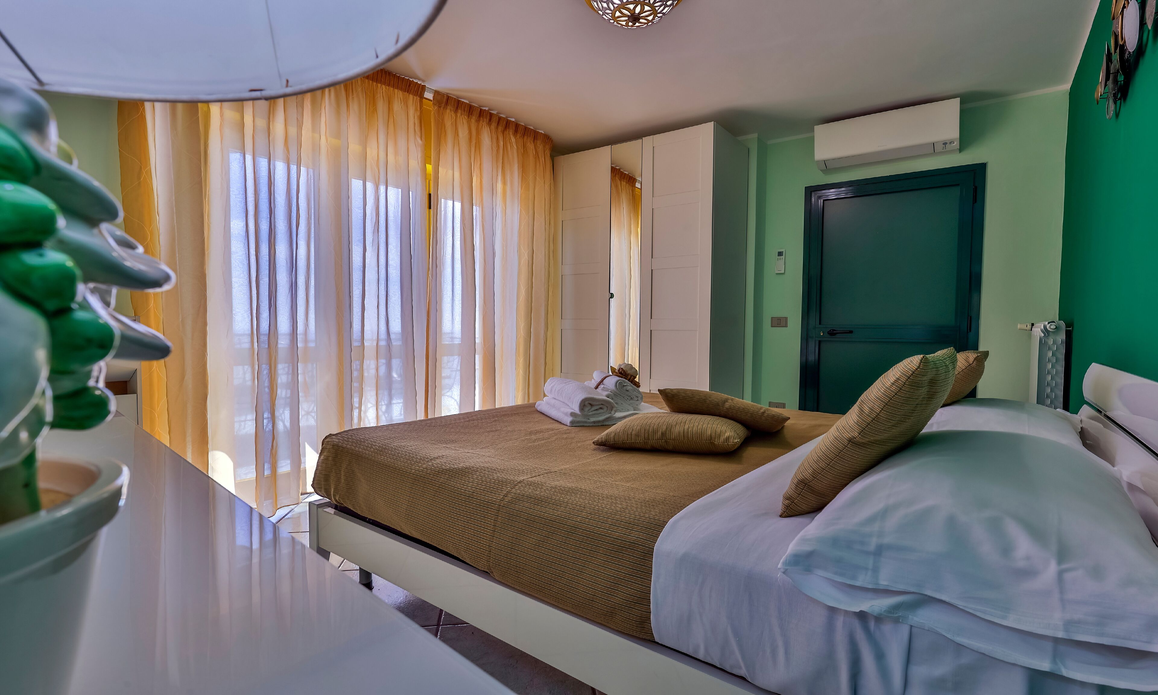 5 slaapkamers, een strijkplank/strijkijzer, gratis wifi, beddengoed