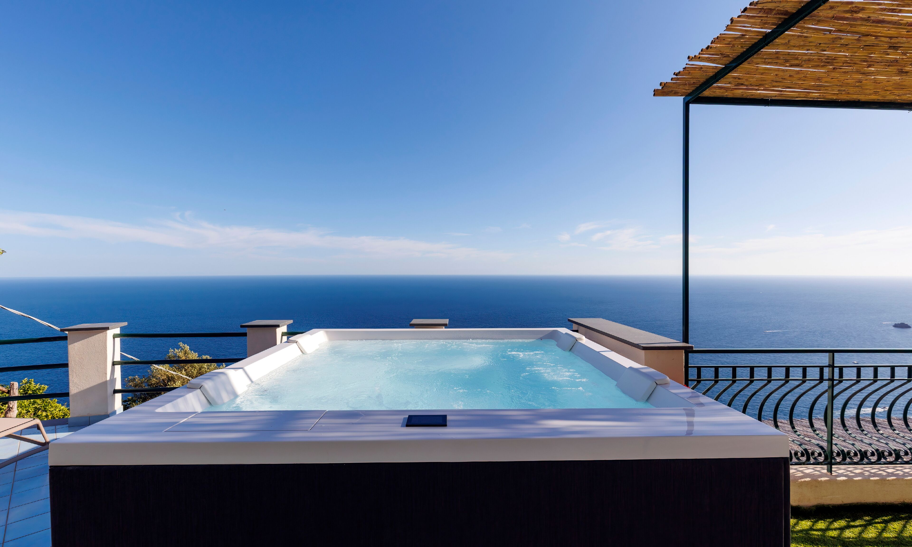 Bañera de hidromasaje al aire libre