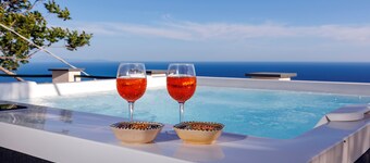 Villa Le Porpore between Positano and Amalfi, with an enchanting sea view.