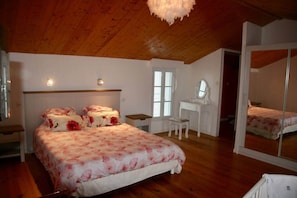 2 chambres, fer et planche à repasser, draps fournis